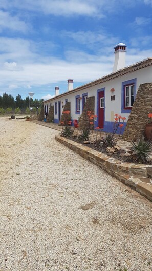 Vista frontal de la propiedad