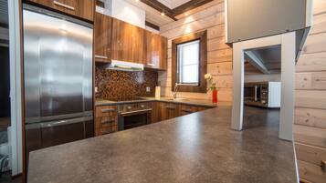 Duplex Cottage | Private kitchen | Full-sized fridge, microwave, oven, stovetop