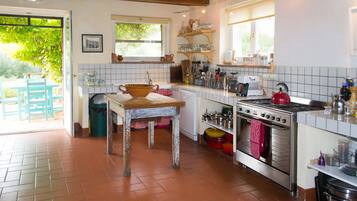 Frigorifero, forno, piano cottura, lavastoviglie