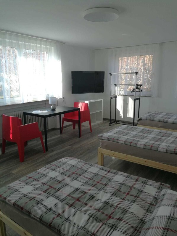 Ferros/tábuas de passar roupa, Wi-Fi de cortesia, roupa de cama