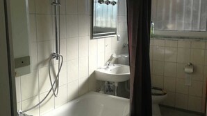 Bathroom - Haupt 3 - Hostel (Eningen)