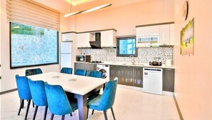 Villa, 4 chambres | Restauration dans la chambre