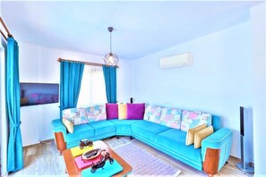 Villa, 3 soverom | Oppholdsområde | Flatskjerm-TV