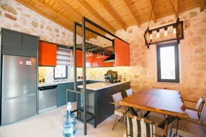 Vila, 3 quartos | Cozinha privada | Geladeira