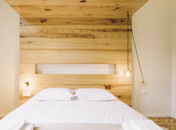 Departamento, 2 habitaciones (Muralha Apartment) | Tabla de planchar con plancha, cunas, wifi gratis y ropa de cama