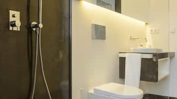 Apartment, 2 Bedrooms (Se Apartment) | Bathroom | Shower, rainfall showerhead, free toiletries, hair dryer
