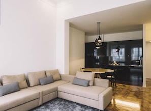 Departamento, 2 habitaciones (Muralha Apartment) | Cocineta privada | Refrigerador con congelador, microondas y parrilla de estufa