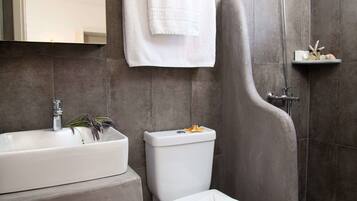 Douche, articles de toilette gratuits, sĂšche-cheveux