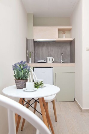 Fridge, cookware/dishes/utensils