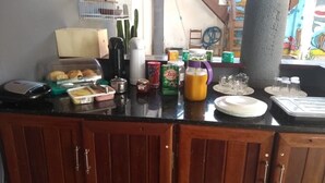 بوفيه فطور مجانًا يوميًا
