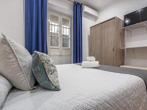 1 habitación, tabla de planchar con plancha, internet y ropa de cama 