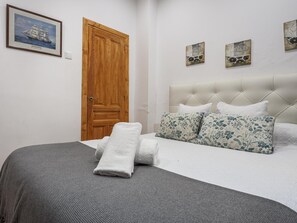 1 bedroom, iron/ironing board, Internet, bed sheets - HOUSE OF LIGHT apt 2 -Elegant Old Town 2PX wifi tv ac (Sevilla)