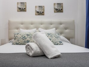 1 bedroom, iron/ironing board, Internet, bed sheets - HOUSE OF LIGHT apt 2 -Elegant Old Town 2PX wifi tv ac (Sevilla)