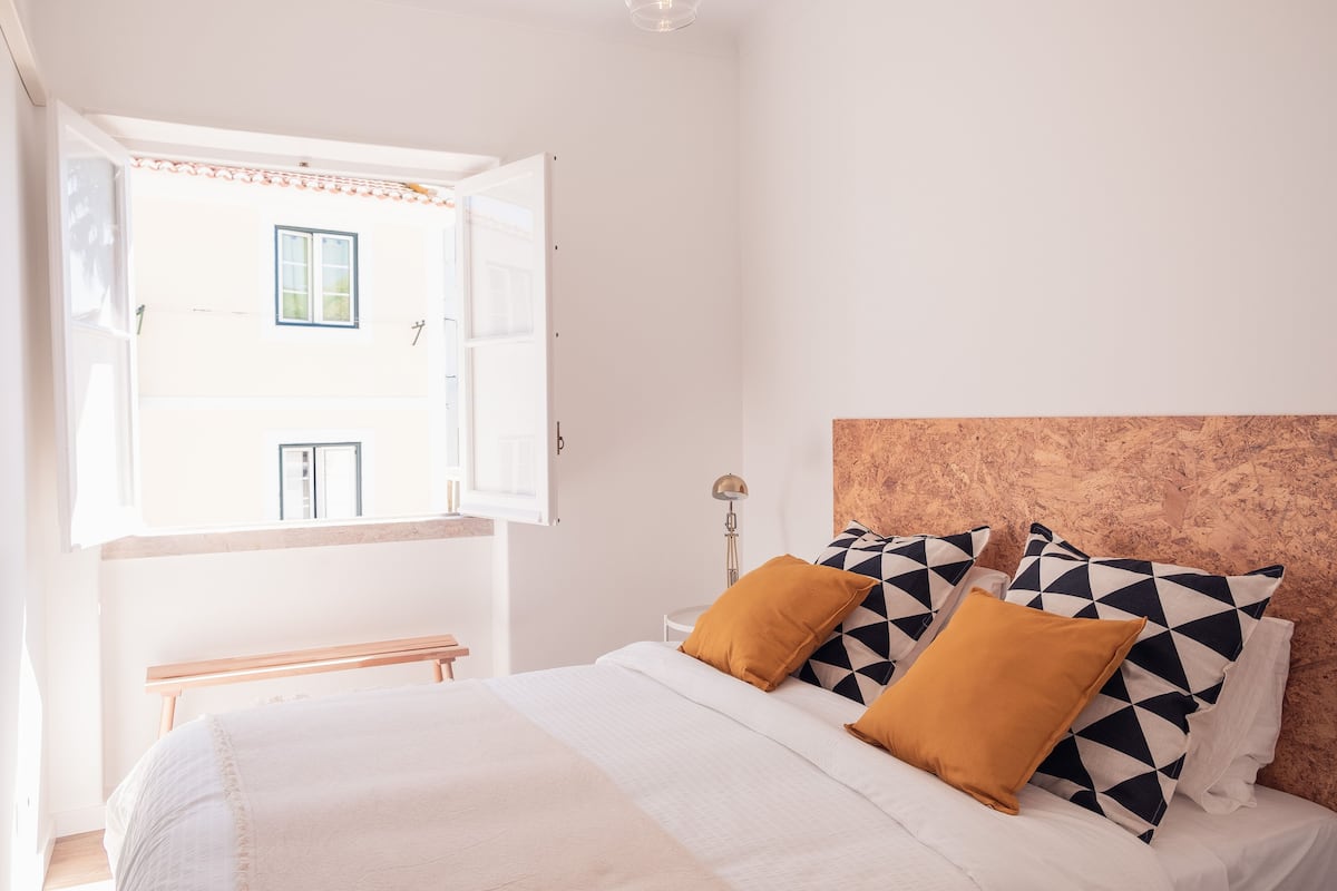 1 habitación, escritorio y espacio para trabajar con laptop