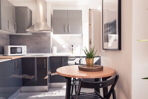 Appartement Ville, 1 chambre, vue fleuve (Conqvistador 302) | Cuisine privée | Réfrigérateur, micro-ondes, plaque de cuisson, machine à expresso