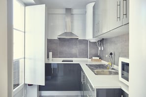 Appartamento City, 1 camera da letto, balcone (Conqvistador 103) | Cucina privata | Frigorifero, microonde, piano cottura, macchina per caffè espresso