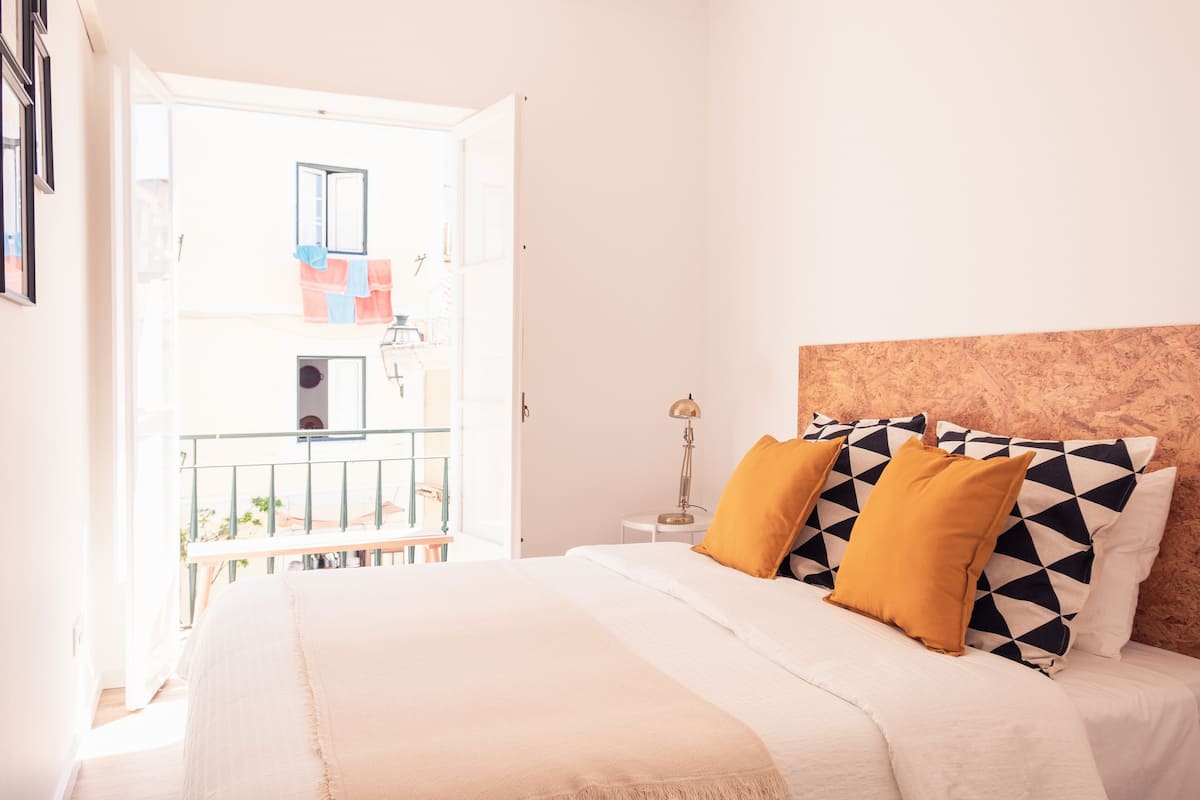 1 habitación, escritorio y espacio para trabajar con laptop