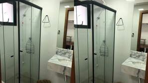 Dusche, Haartrockner, Handtücher, Toilettenpapier