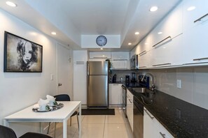 Køleskab, mikrobølgeovn, ovn, kogeplade