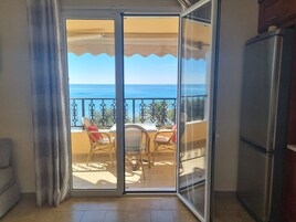 Apartment, 1 Bedroom, Sea View | Living area