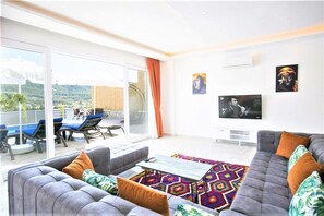 Villa, 2 Schlafzimmer | Wohnbereich | Flachbildfernseher