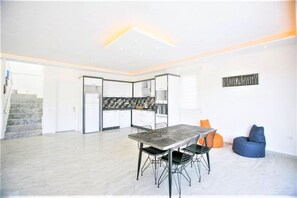 Villa, 2 Schlafzimmer | Essbereich im Zimmer