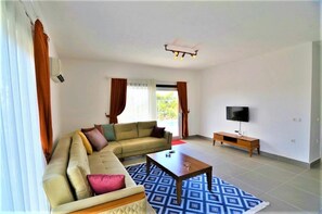 빌라, 침실 2개 | 거실 공간 | 평면 TV