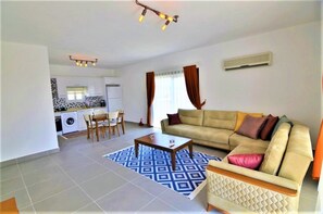 빌라, 침실 2개 | 거실 공간 | 평면 TV