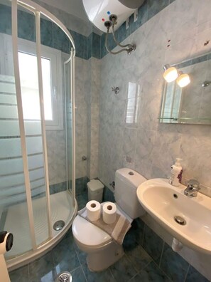 Departamento, 1 habitación | Baño | Regadera y toallas 