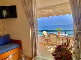 Apartamento, 1 quarto | Área de estar | TV de tela plana