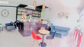 Breakfast, lunch, dinner served; Thai cuisine