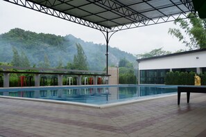 Indoor pool, pool loungers