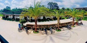 Breakfast, lunch, dinner served; Thai cuisine 