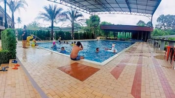 Indoor pool, sun loungers
