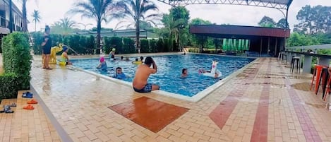 Indoor pool, pool loungers