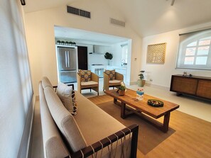 Flat-screen TV, stereo