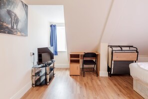 Basic Double Room, Shared Bathroom | Living area | TV - Croxley Business Park Rooms (Watford)