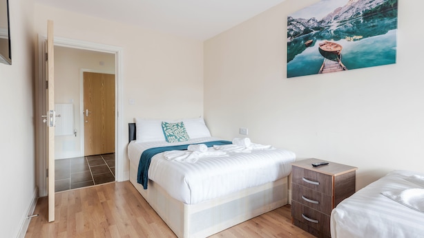 Classic Double or Twin Room, Private Bathroom (External) | 2 bedrooms, iron/ironing board, WiFi (free), individually furnished - Croxley Business Park Rooms (Watford)