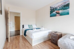 Klassieke kamer, 1 twee- of 2 eenpersoonsbedden, privébadkamer (External) | 2 slaapkamers, individueel gemeubileerd, een strijkplank/strijkijzer