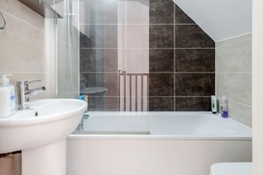 Bathtub, hair dryer, towels, soap - Croxley Business Park Rooms (Watford)