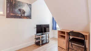 Basic Double Room, Shared Bathroom | Television - Croxley Business Park Rooms (Watford)
