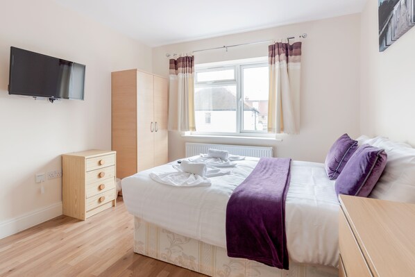 Business Double Room, Private Bathroom | 2 bedrooms, individually furnished, iron/ironing board, free WiFi - Croxley Business Park Rooms (Watford)