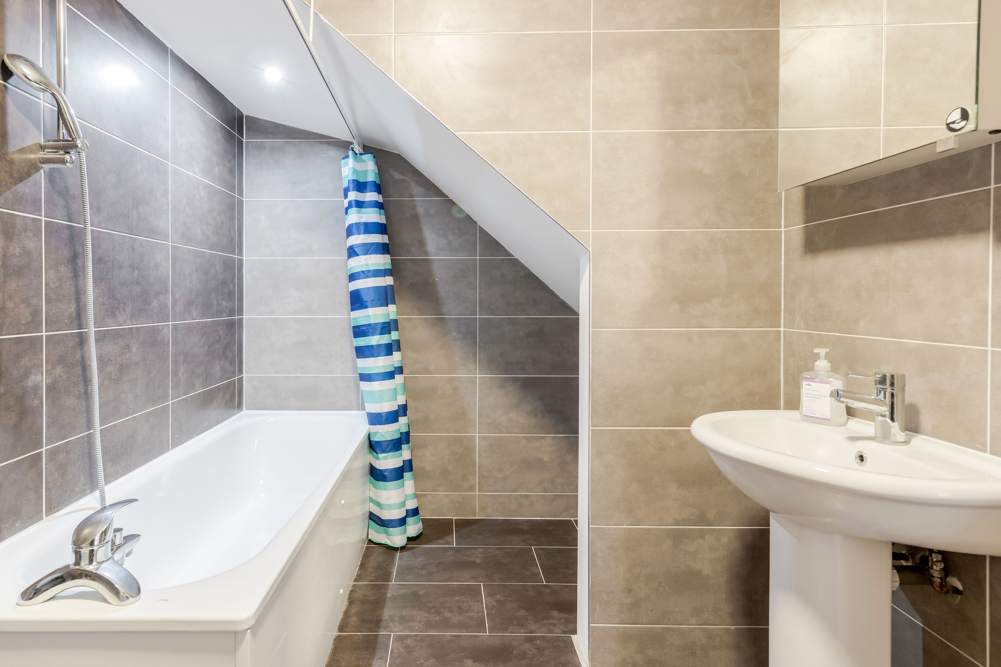 Kamar Double atau Twin Klasik, kamar mandi pribadi (External) | Kamar mandi | Bathtub, pengering rambut, handuk, dan sabun