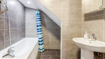 Kamar Double atau Twin Klasik, kamar mandi pribadi (External) | Kamar mandi | Bathtub, pengering rambut, handuk, dan sabun