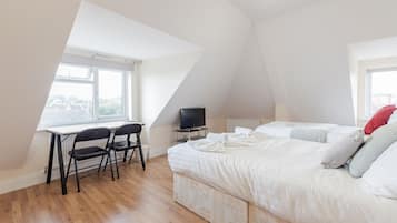 Deluxe Triple Room, Shared Bathroom | 2 bedrooms, individually furnished, iron/ironing board, free WiFi