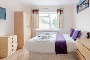 Business Double Room, Private Bathroom | 2 bedrooms, individually furnished, iron/ironing board, free WiFi - Croxley Business Park Rooms (Watford)