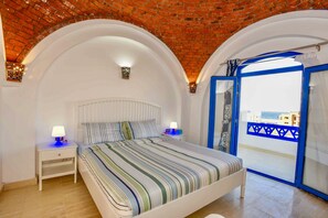 4 bedrooms, desk, soundproofing, iron/ironing board