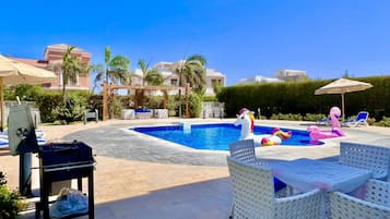 Piscina all'aperto, una piscina riscaldata