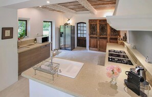 Jääkaappi, liesi, astianpesukone, kahvin-/teenkeitin