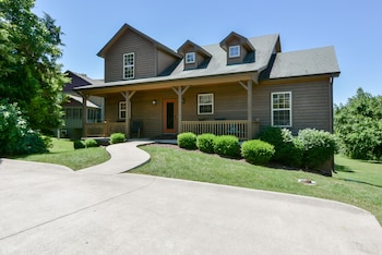 Pool&SplashPad Hot Tub PoolTable, Foosball, Lake, Shows, Golf, S